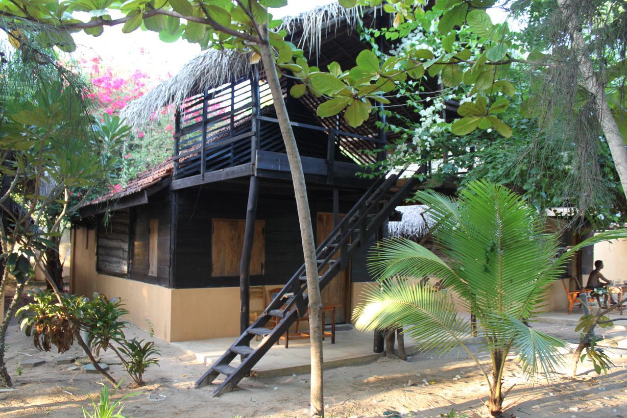 Galaxy Lounge Hotel Arugam Bay Exterior photo