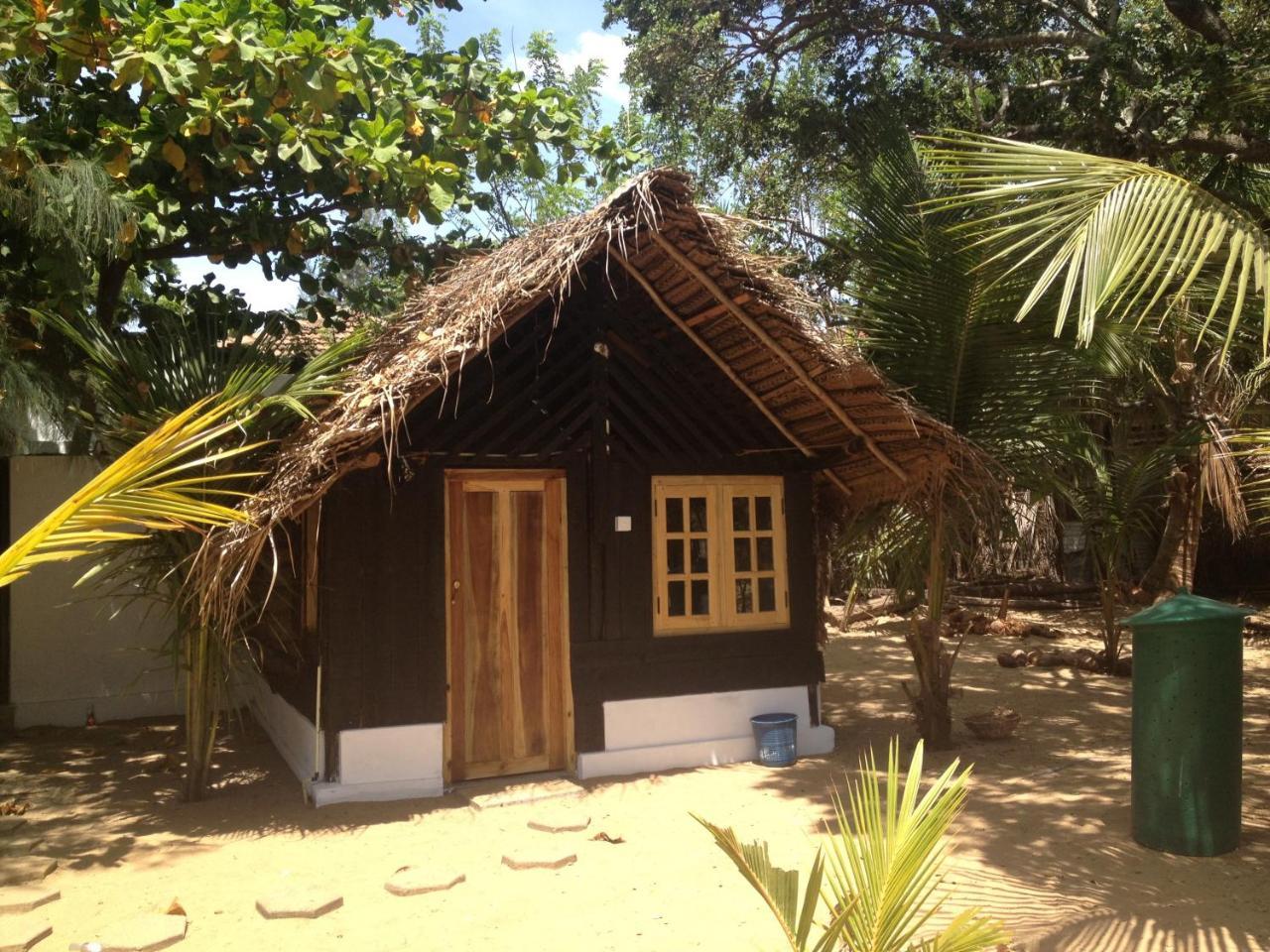 Galaxy Lounge Hotel Arugam Bay Exterior photo